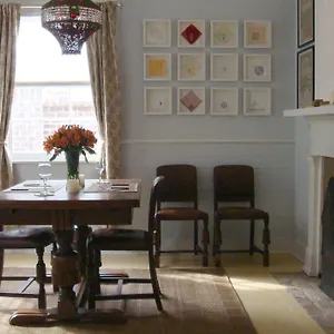 https://jingle-bells-square-cottage-historic-district-bright-fireplace.top-hotels-in-savannah.com